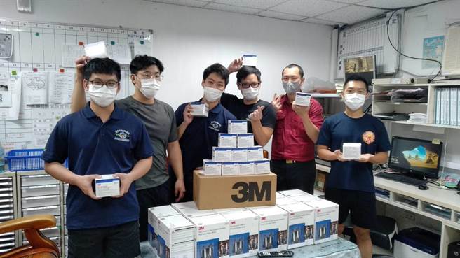 企业家林良智、讯连玩美教育基金会及葡眾企业小堡家族为保护消防人员于执行防疫救护勤务之安全，特别赠与第一线消防人员防毒面具。（第四大队提供）