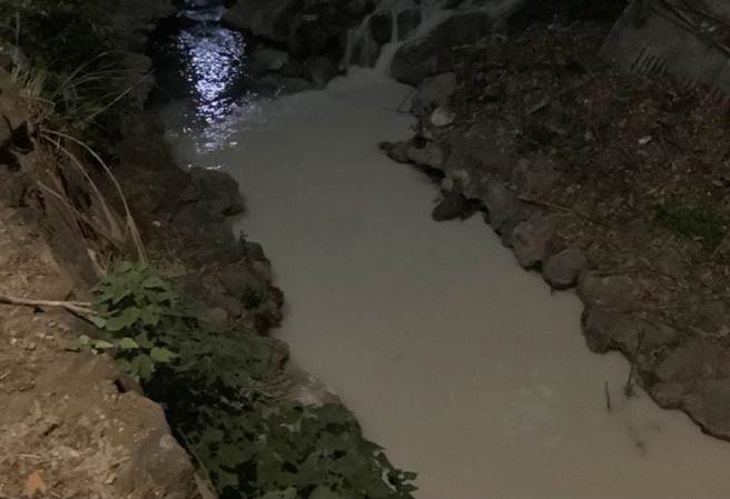 北市北投溪被漂白成「牛奶温泉」，北市环保局追查，发现是「泳胜清洁社」，未妥善处理温泉底泥与污水，将依《水污染防治法》对业者开罚。（北市环保局提供／张颖齐台北传真）