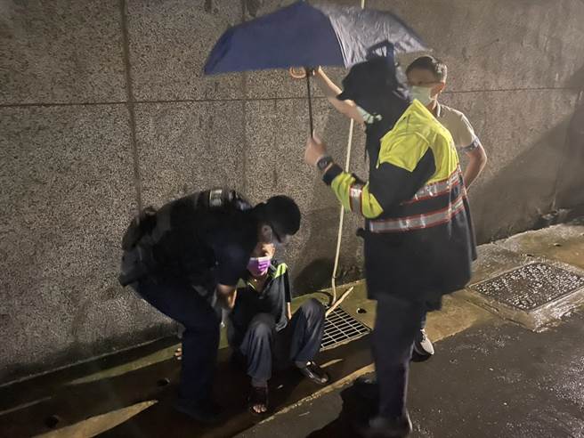 平镇一名80岁老翁深夜离家淋雨未戴罩，所幸员警即时上前关切并递上口罩助其返家，否则难免憾事发生。(平镇警分局提供／萧灵玺桃园传真)