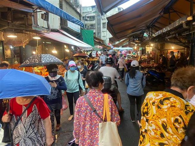 就算下雨天也挡不住，许多婆妈撑伞逛菜市场。（翻摄信义区三两事脸书）