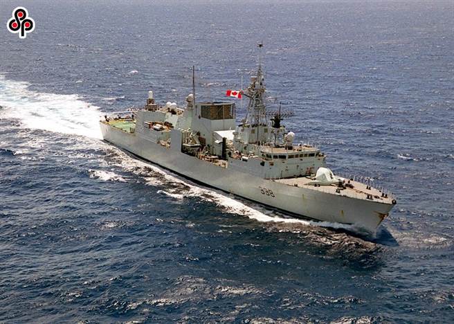 中驻加使馆驳斥个别组织指中方实施干涉加拿大国内活动。图为去年10月3日加拿大皇家海军护卫舰由南向北通过台湾海峡进入东海。（资料照）