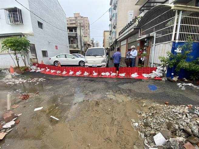 永康區中華路154巷L型防水檔板已布設完成。(台南市水利局提供／曹婷婷台南傳真)