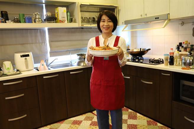 立委周春米推出料理影片，推广屏东泰国虾。(周春米提供)