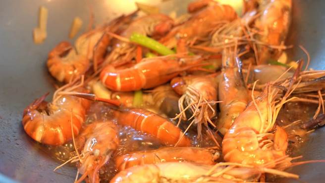 屏东泰国虾因疫情严重滞销，立委周春米自录影片，为产业促销。(周春米提供)