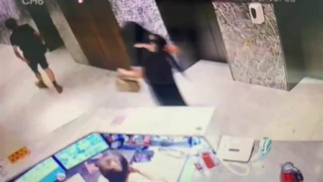 警方調閱監視器畫面，發現有6名客人從酒吧後門離去。（翻攝照片／林郁平台北傳真）