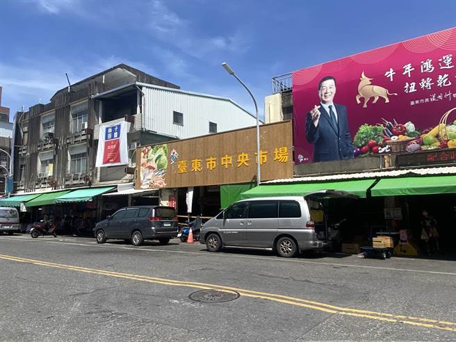 台东中央市场买气跌，就怕菜蓝族採买造成群聚、并体谅上班族买菜不便，中央市场推出「专人跨摊外送到府」，从生鲜杂货、熟食到寝具应有尽有。（蔡旻妤摄）