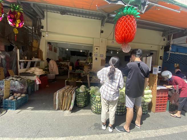 台东中央市场买气跌，就怕菜蓝族採买造成群聚、并体谅上班族买菜不便，中央市场推出「专人跨摊外送到府」，从生鲜杂货、熟食到寝具应有尽有。（蔡旻妤摄）
