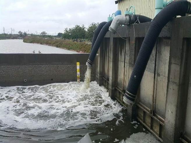 台南将军区抽水机组启动抽水。（台南市水利局提供／刘秀芬台南传真）