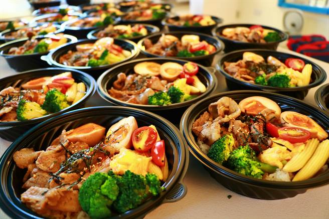 东港民宿业者林佳鸿为找新出路，转卖便当，但却也秉着共体时艰的精神，不计成本推出菜色相当丰富的铜板价烧肉便当。（谢佳潾摄）