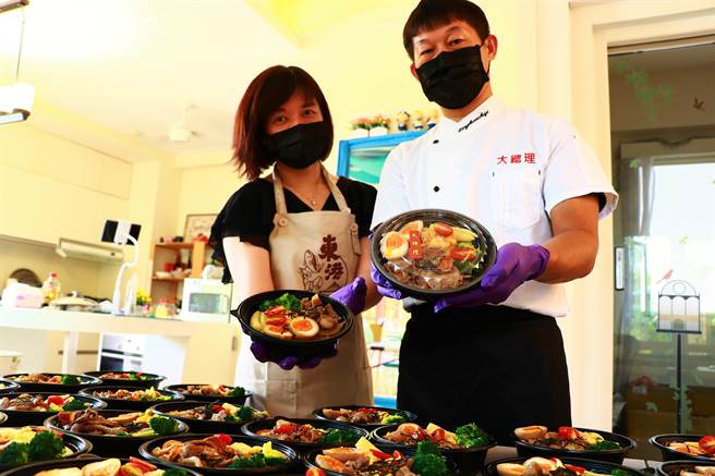 东港民宿业者林佳鸿（右）为找新出路，转卖便当，但却也秉着共体时艰的精神，不计成本推出菜色相当丰富的铜板价烧肉便当。（谢佳潾摄）