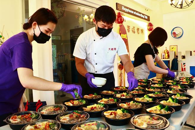 东港民宿业者林佳鸿（中）为找新出路，转卖便当，但却也秉着共体时艰的精神，不计成本推出菜色相当丰富的铜板价烧肉便当。（谢佳潾摄）