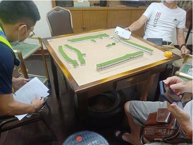 彰化縣長王惠美指示警方全力查察非法賭博群聚處所，彰化縣警方八大分局清查全縣列出351處場所強力稽查，兩天下來彰化分局員林分局共查獲3件、17人群聚打麻將。（警方提供／謝瓊雲彰化傳真）