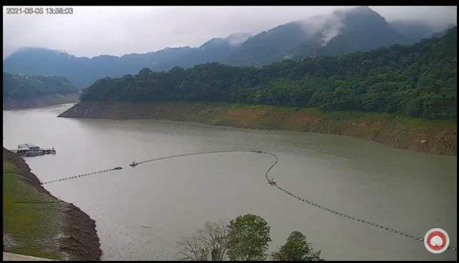 ▲近日梅雨挹注，加上「彩云」颱风绕境台湾，为国内乾旱的水情带来不少滋润，截至5日下午1时止，石门水库蓄水率已突破20％。(摘自桃园市观光旅游局即时影像)