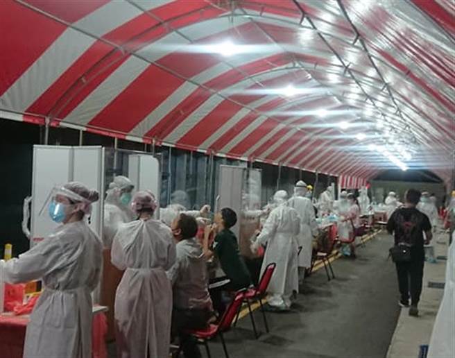 苗栗爆移工群聚！专家忧成下个万华 吁对邻近县市热区广筛。图为专家进驻前进指挥所。（图／翻摄自王必胜脸书）