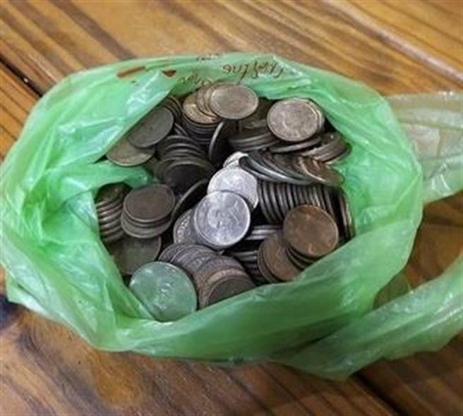 熊猫外送员暴雨中送餐，不料客人却给一袋1元零钱，回家算完竟然少了19元。（图／翻摄自外送员的奇闻怪事）