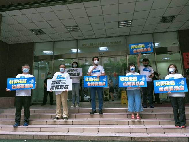 國民黨團今天下午二度赴疾管署抗議指揮官陳時中，要求其勿再阻擋鴻海創辦人郭台銘、佛光山捐贈的疫苗。（國民黨團提供）