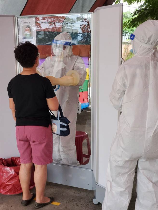 水上太陽館採檢站擴大檢採可能接觸者。（嘉義縣政府提供）