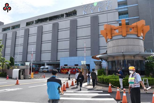 中央流行疫情指揮中心今天宣布，「即日起針對移工非必要轉換至新雇主之作業，於第三級警戒期間暫緩作業」。（報系資料照）