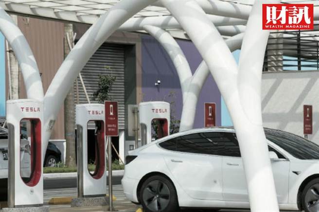 根据《财讯》报导，特斯拉Model 3中国电动车之王的宝座，只坐了1年，就让给售价只有3万人民币的电动车宏光Mini；令人好奇的是，今年特斯拉和中国政府的衝突，会不会重演当年摩托罗拉让位给山寨机的戏码？(图/财讯提供)