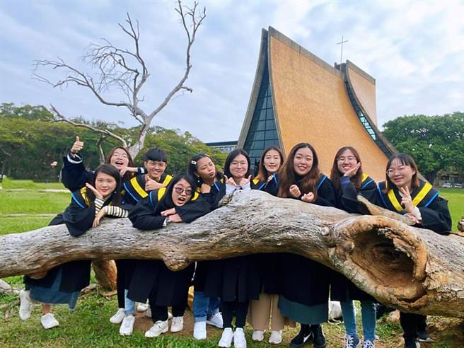 2021東海大學畢業生，疫情緩和前在路思義教堂前留下畢業紀念照。（東海大學提供／盧金足台中傳真）