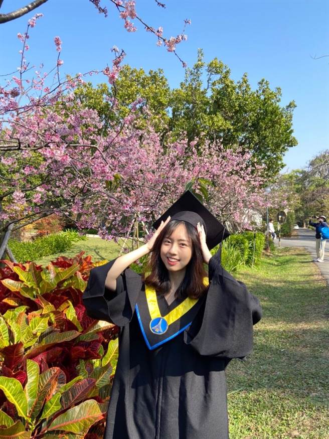 榮獲東海學苑畢業獎的餐旅系畢業生胡修真，是從幼稚園一路唸到大學的「東海寶寶」。（東海大學提供／盧金足台中傳真）