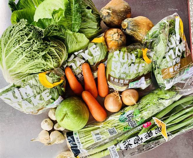 蔬菜箱有高丽菜、大陆妹、匏瓜、大白菜、青江菜、莴苣、芹菜、南瓜、胡萝卜、大蒜、洋葱等11种蔬菜，每箱约20公斤，市价约1000元。（吴芳铭提供）