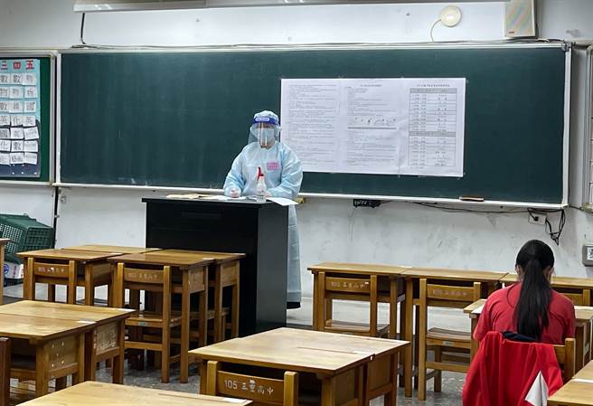 國中會考補考今登場，因應疫情嚴峻，監試老師身穿防護衣、護目鏡上陣，備妥消毒噴槍隨時做好防疫。（新北市教育局提供）