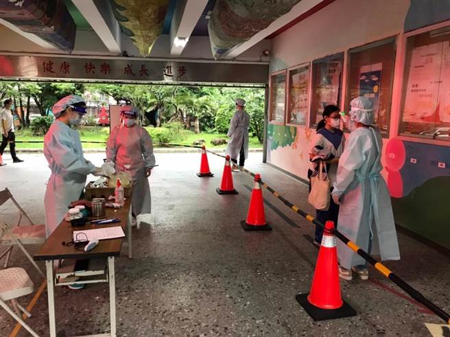 教育局表示，會考補考比照正式考試防疫措施，並提醒考生考試結束立刻回家勿在外逗留。（新北市教育局提供）