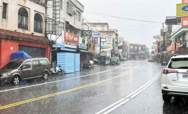 昔日熱鬧的墾丁大街，受到疫情與梅雨鋒面來襲，罕見沒有人車往來。（林和生攝）