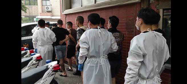 竹山警方破獲移工暴力討債，涉案的8名移工都穿上全套防疫裝備並至醫院採驗PCR。（警方提供／林欣儀南投傳真）
