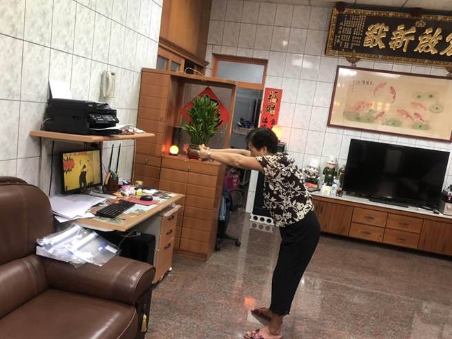 彰化縣社會處請來專業健身教練拍攝簡易運動健身影片，要讓因關懷據點關閉、宅在家的長者跟著影片動一動。（謝瓊雲攝）