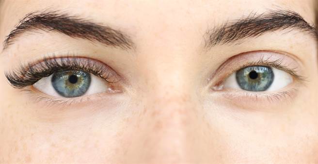 宝贝儿子用超强手劲，一秒拔光妈妈真假睫毛，网友看傻眼。（示意图，非当事人／达志影像）