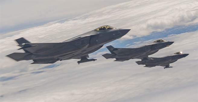 F-35战机2021年3月18日准备在内华达测试与训练靶场（Nevada Test and Training Range）上空加油的画面。（美国空军）