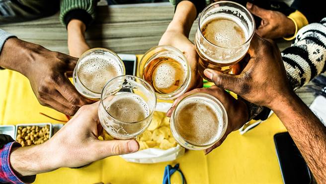 高雄陳男揪6名男性朋友到租屋處聊天太嗨，驚動鄰居報警舉發群聚。（示意圖／達志影像）