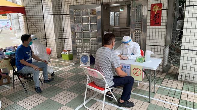 新北市中和警分局日前安排同仁接种疫苗。（中和警分局提供）