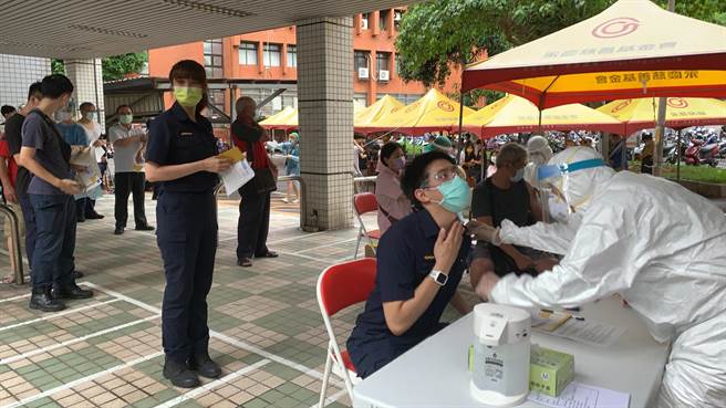 新北市中和警分局日前安排同仁接种疫苗。（中和警分局提供）