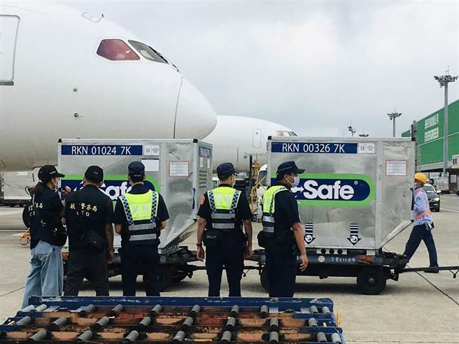 日本赠送的AZ疫苗4日抵台，机场航警全程戒护。（资料照，范扬光摄）