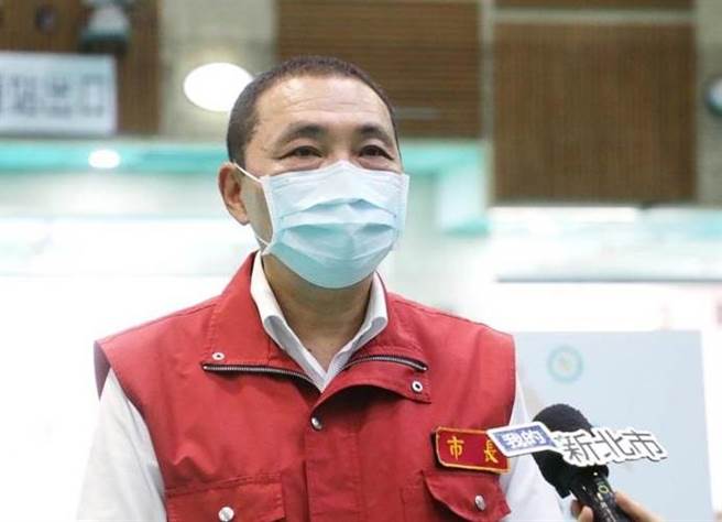 新北市长侯友宜今（5日）表示，新北是全国开专责病房速度最快的，归功于医护伙伴们，医疗量能都是非常紧绷，但是会全力衝刺。（图/新北市新闻局提供）