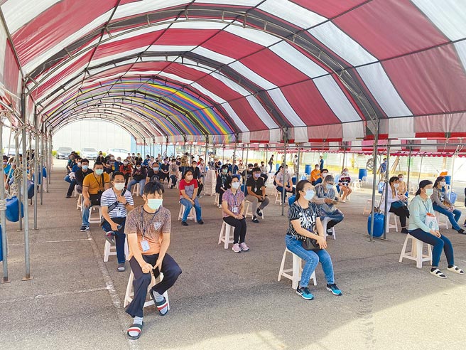 京元电子因首日群聚快筛遭骂爆，4日紧急改善流程与动线，拉开安全社交距离。（京元电子提供）