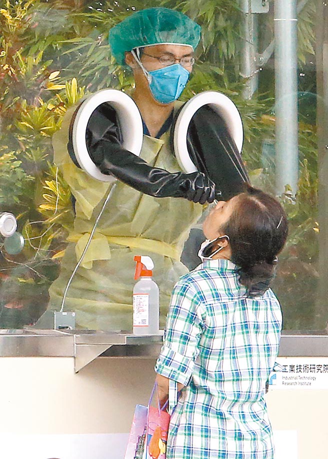 新冠疫情持续延烧，疫情重灾区的新北市4日有许多民眾前往新北市立联合医院三重院区快筛。（赵双杰摄）