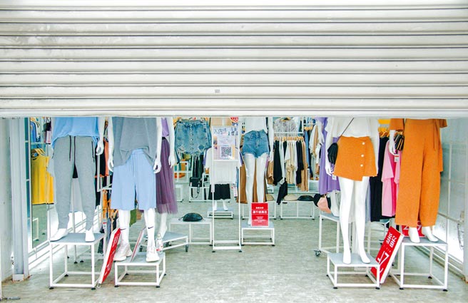 英系大将立委陈明文指出，没有很满意纾困4.0，因为仍有很多人没有办法获得纾困，会继续向行政院争取，让更多人获得纾困。图为受疫情影响的服饰店。（罗永铭摄）