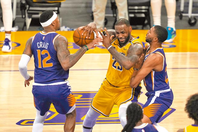 湖人安东尼戴维斯开赛就伤退，「小皇帝」詹姆斯（中）独木难撑，惨遭太阳淘汰。（路透）