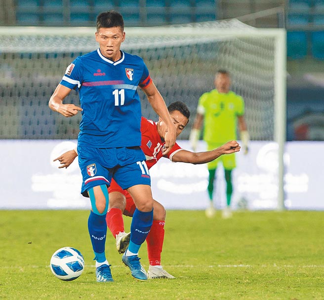 世界杯足球资格赛，中华男足队长吴俊青下半场遭尼泊尔铲伤退场。（科威特足协提供）
