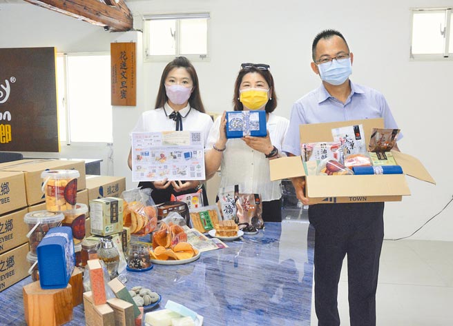 虽然因疫情业绩惨淡，但花莲7家伴手礼业者仍推出「公益组合包」义卖，所得全数捐给医护及弱势。（王志伟摄）