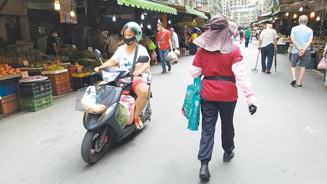 板橋民享市場因為人流管況無法落實被要求休市3日，目前防疫計畫仍在趕工中。（新北市場處提供／葉德正新北傳真）