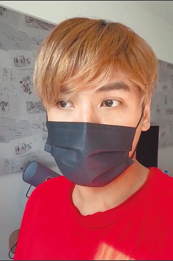 陈零九目前住在防疫旅馆，昨用影片向粉丝问好。（摘自脸书）