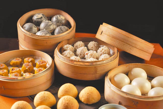 君品酒店的「五福临门」港点组合冷冻商品，每组1680元。（云朗观光集团提供）