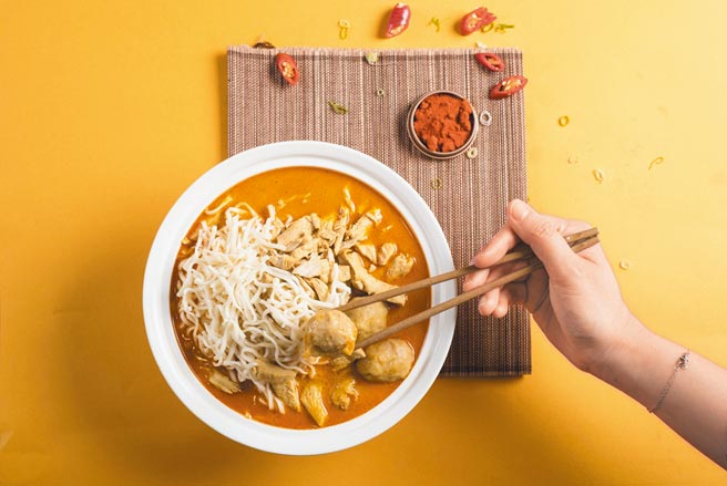 六福美馔的人气常温商品「南洋叻沙浓汤麵」，2入组510元。（六福旅游集团提供）