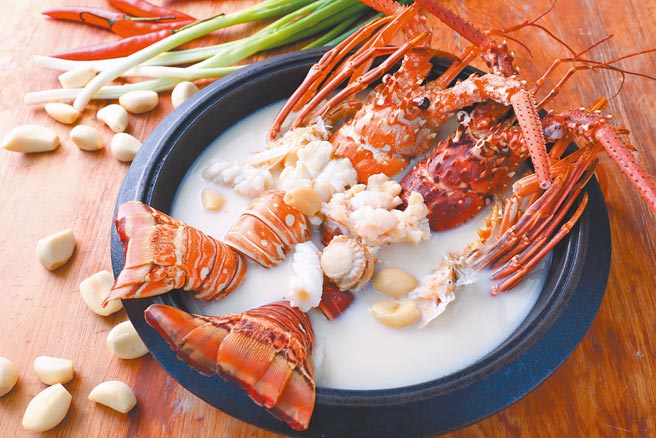 翰品酒店高雄的「龙虾精炼海鲜锅」，每盒1980元。（云朗观光集团提供）