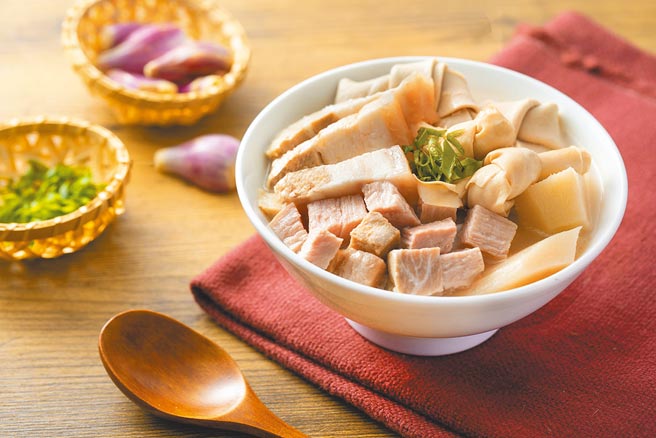 六福美馔的人气常温商品「本帮腌笃鲜高汤麵」，2入组510元。（六福旅游集团提供）